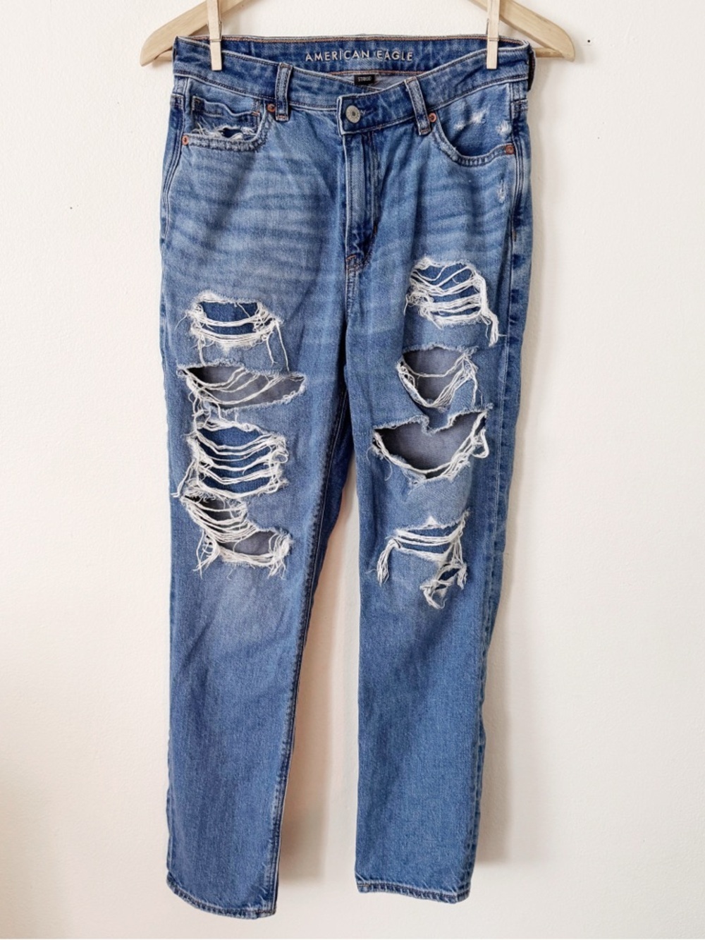 American Eagle Outfitters Ripped Light Blue mom Jeans size 4
